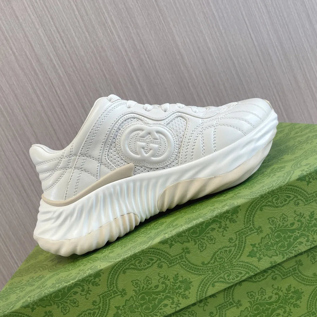 👟👟Ex-factory price 700👟👟 - the latest wave shoes; dad shoes; sports shoes; couple series... Gucci Ripple series sports shoes are made with innovative stitching technology, leather design with three-dimensional interlocking double G leather logo and Gucci letter metal logo embellishment, 3-color combination suction mold technology wavy outsole (soft/shock-absorbing/strong rebound) Original imported sheepskin ➕Original imported sheepskin lining ➕Original open-molded TPU suction mold 3-color outsole (sole thickness 5CM) Women's model 35-40 /